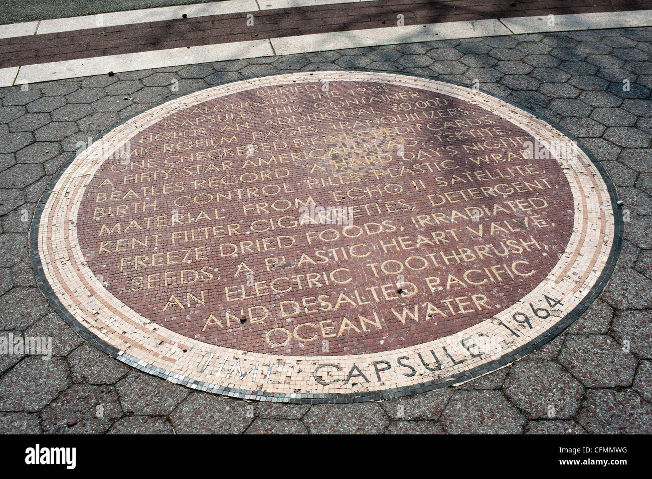 Ein Mosaik im Flushing Meadows Park in Queens in New York erinnert an die Weltausstellung Time capsule Stockfoto