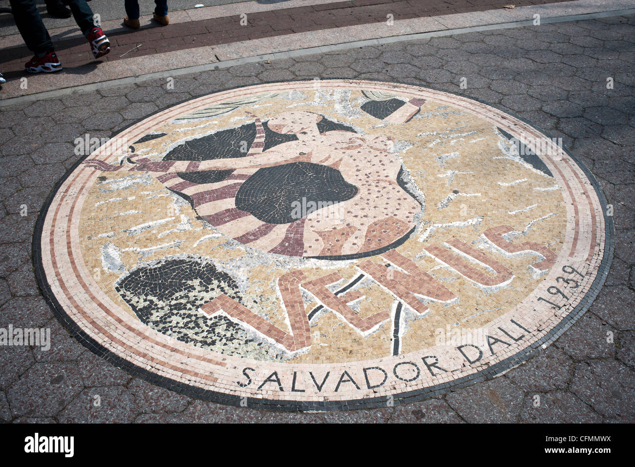 Ein Mosaik des Künstlers Salvador Dali eingebettet in die Oberfläche der Passarelle Plaza in Flushing Meadows Park in Queens in New York Stockfoto
