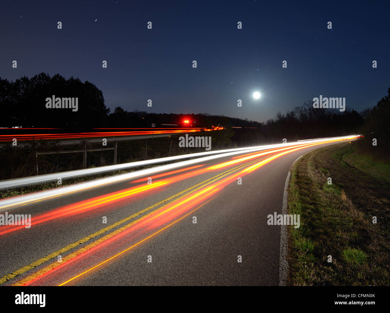 helle Streifen vom Verkehr auf der Straße in der Nacht Stockfoto
