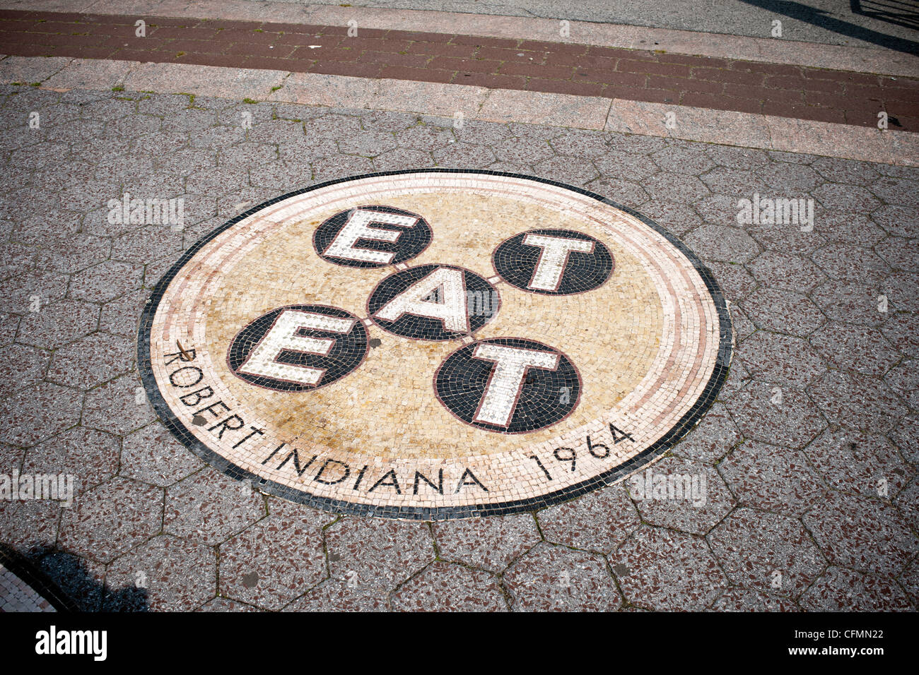 Ein Mosaik von dem Künstler Robert Indiana eingebettet in die Oberfläche der Passarelle Plaza in Flushing Meadows Park in Queens in New York Stockfoto