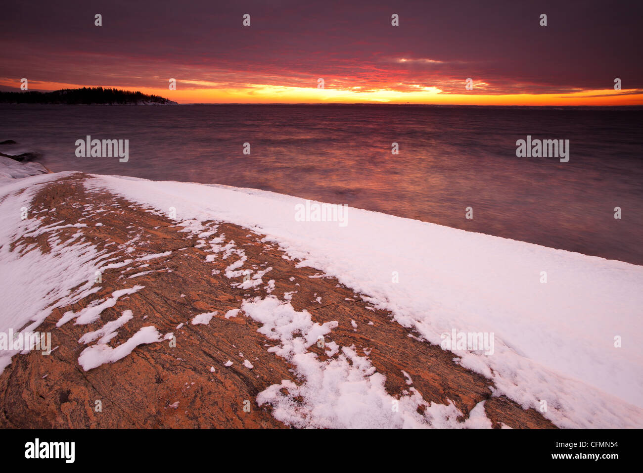 Coastal Winterlandschaft bei Sonnenuntergang, am Larkollen in Rygge Kommune, Østfold Fylke, Norwegen. Stockfoto