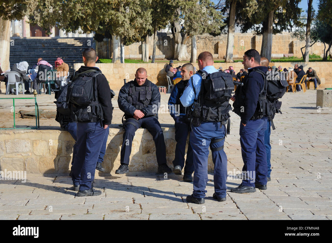 Israelische Grenzpolizei Chat auf dem Tempelberg in der alten Stadt von Jerusalem, Israel. Stockfoto