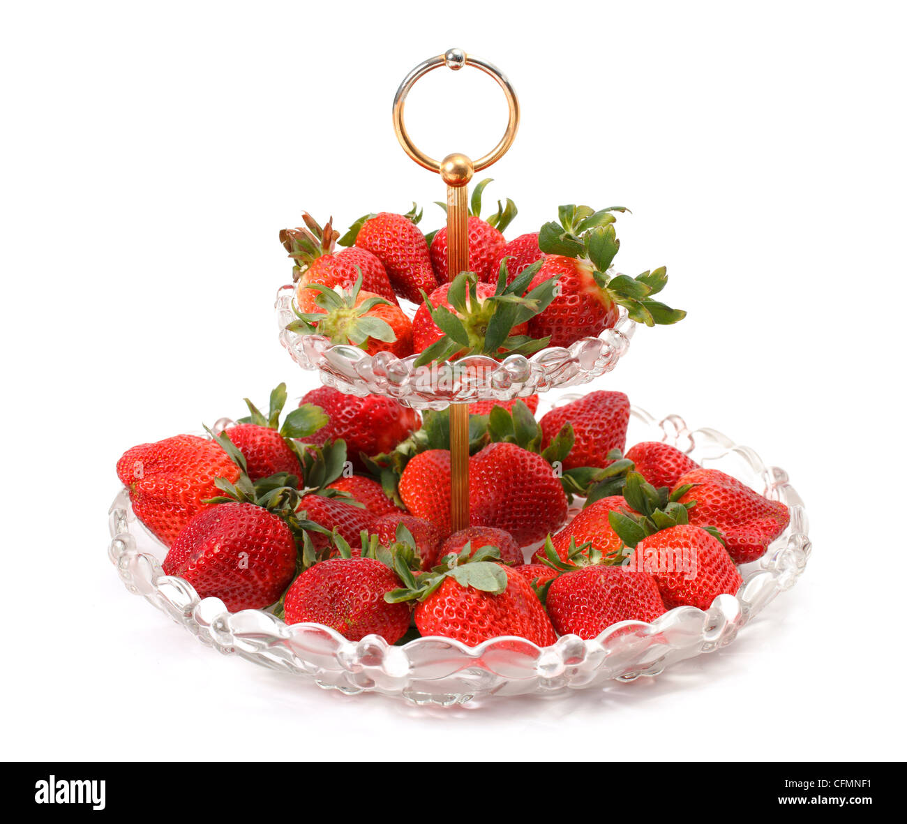 Frische Erdbeeren auf Glasplatte auf weißem Hintergrund Stockfoto