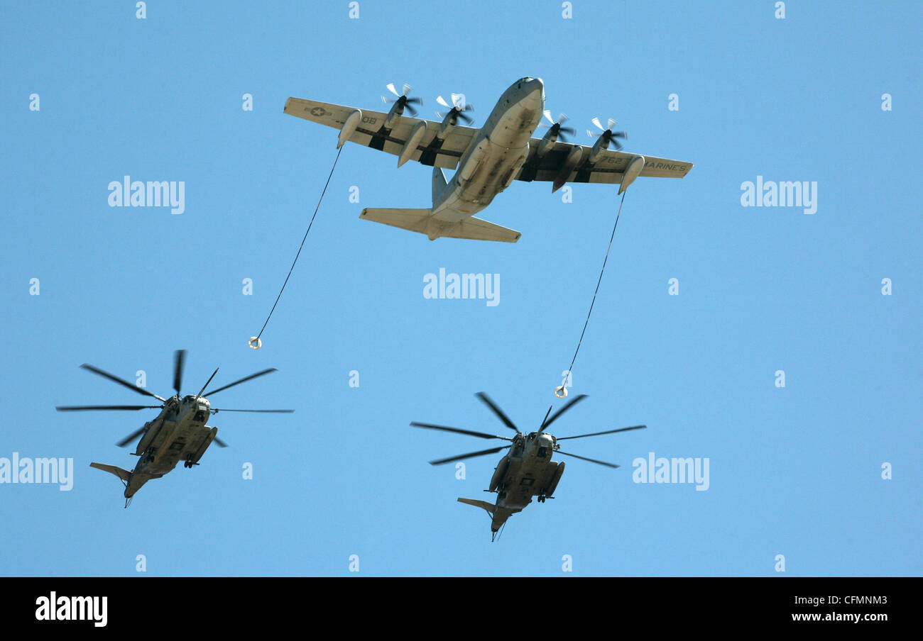 Eine KC-130J Hercules Ebene führt eine simulierte tanken Mission für zwei CH-53E Super Stallion Hubschrauber über den Flug Linie an der Marine Corps Air Station Miramar während der Marine Air-Ground Task Force Demonstration im Miramar Air Show Oktober 1, 2011. Dies ist eine gemeinsame Tanken Technik durch die Marine Corps in realen Szenarien verwendet, den Krieg in Afghanistan. Stockfoto