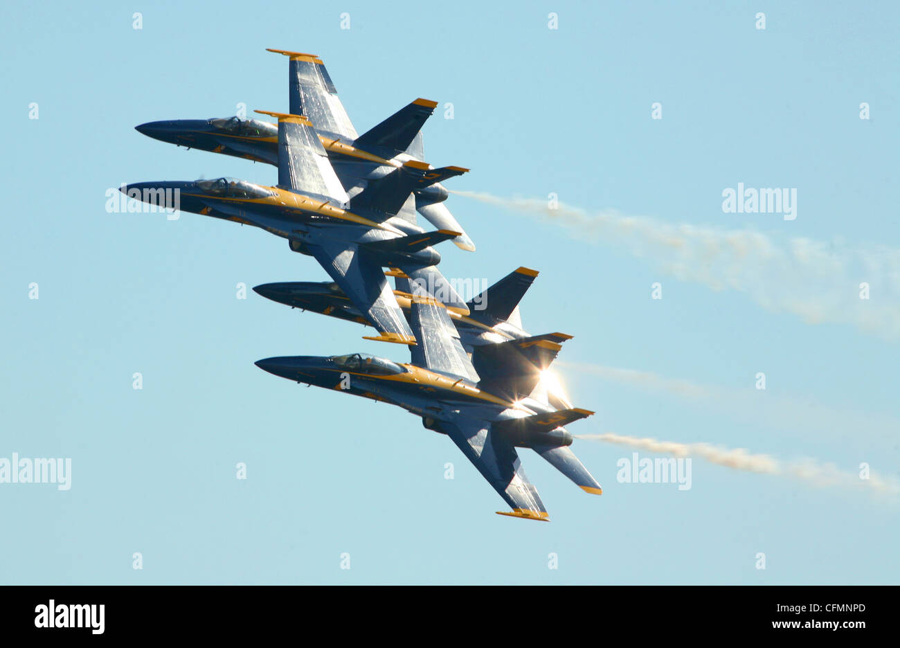 Die US Navy Blue Angels steigen über Marine Corps Air Station Miramar während einer Leistung im Miramar Air Show Oktober 2, 2011. Die Blue Angels feiern ihr 65-jähriges Jubiläum von schillernden air show Massen und salutierte 100 Jahre Naval Aviation. Stockfoto