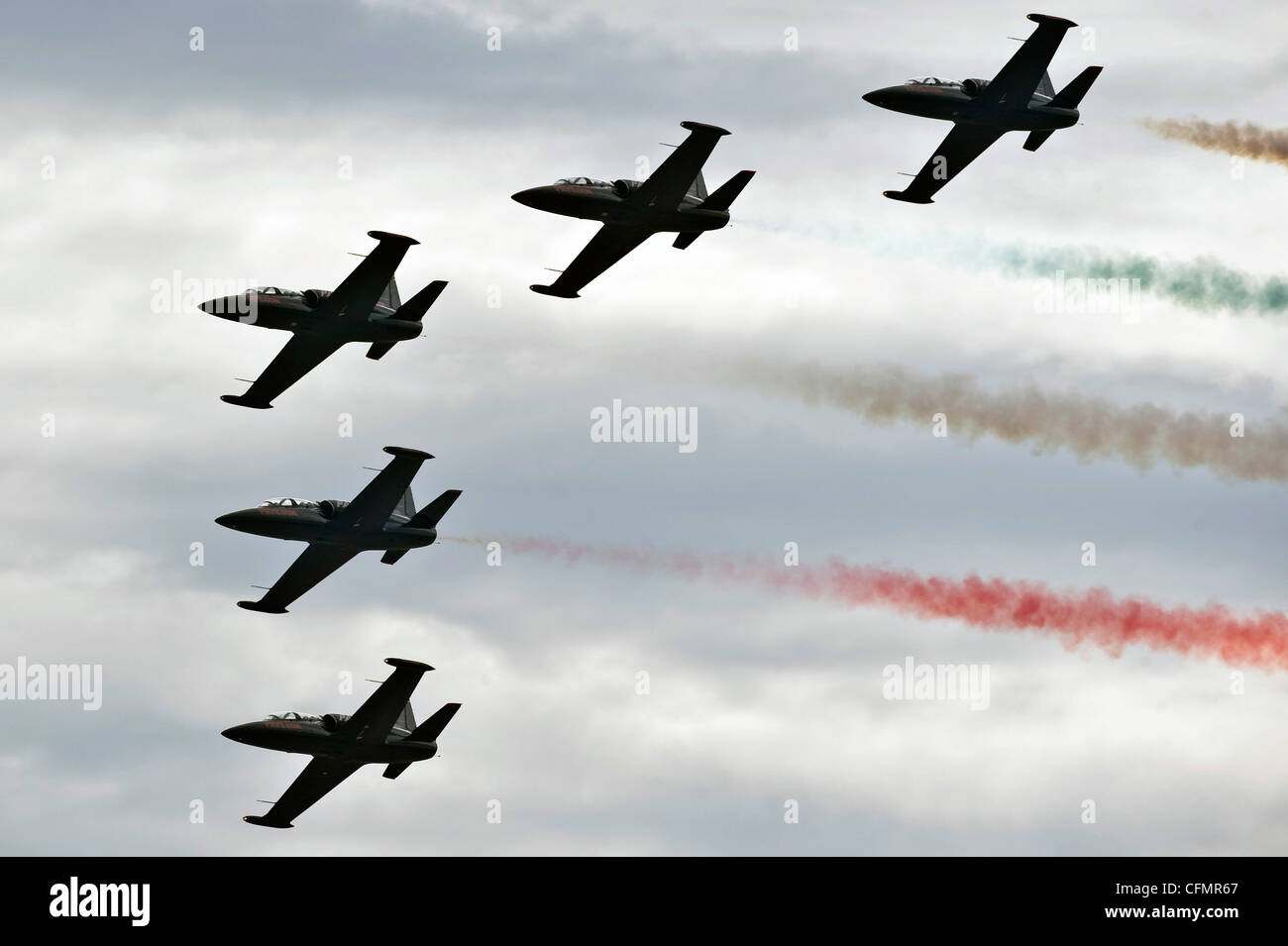 Das Patriots Jet Demonstration Team führt ihre Demo während des 2011 Aviation Nation Open House am 13. November auf der Nellis Air Force Base, Nev. Aviation Nation feiert 70 Jahre Luftmacht in Las Vegas und die Leistungen der Air Force in Luft, Weltraum und Cyberspace. Stockfoto