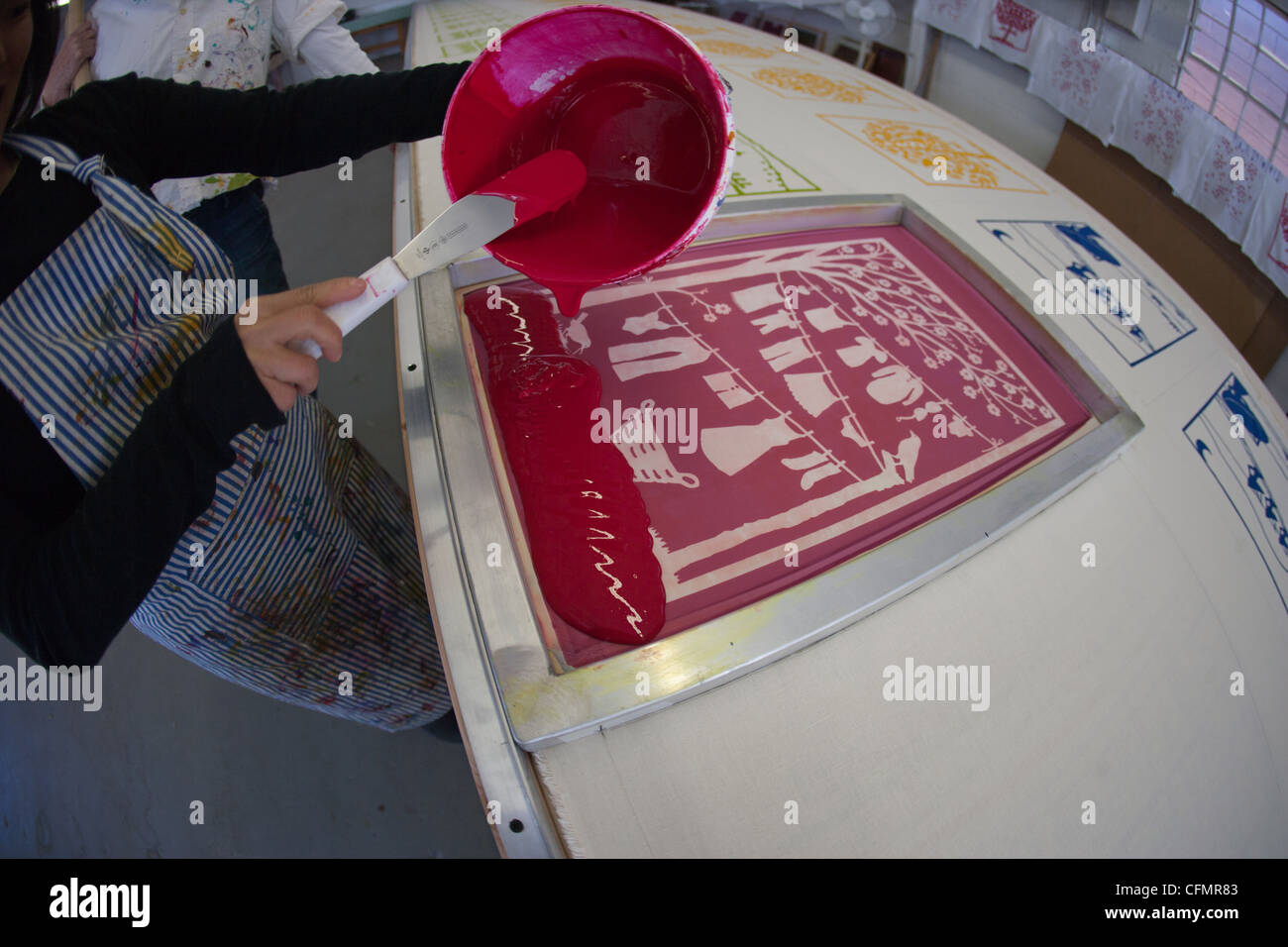 Frau Rosa Farbe in Siebdruck gießen. Stockfoto