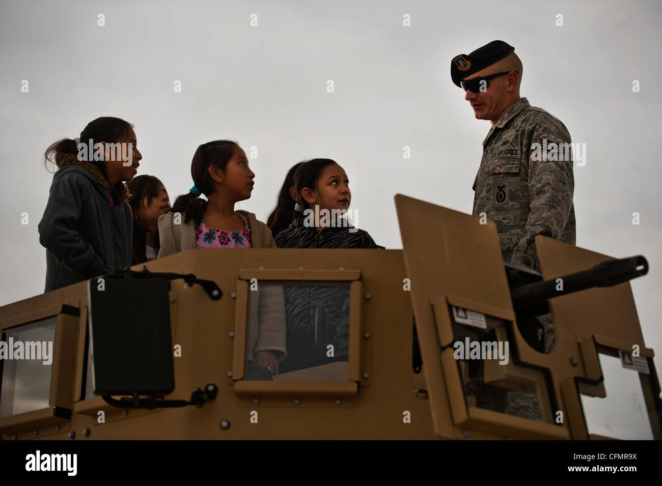 U.S. Air Force Staff Sgt. Clayton Staub, 99. Bodentraining Squadron integrierte Verteidigung Instruktor, zeigt Kinder ein Turm montiert Mk. 19 Granatenwerfer während des 2011 Aviation Nation Open House Nov. 13, auf der Nellis Air Force Base, Nev. Aviation Nation feiert 70 Jahre Luftmacht in Las Vegas und die Leistungen der Air Force in Luft, Raum und Cyberspace. Stockfoto