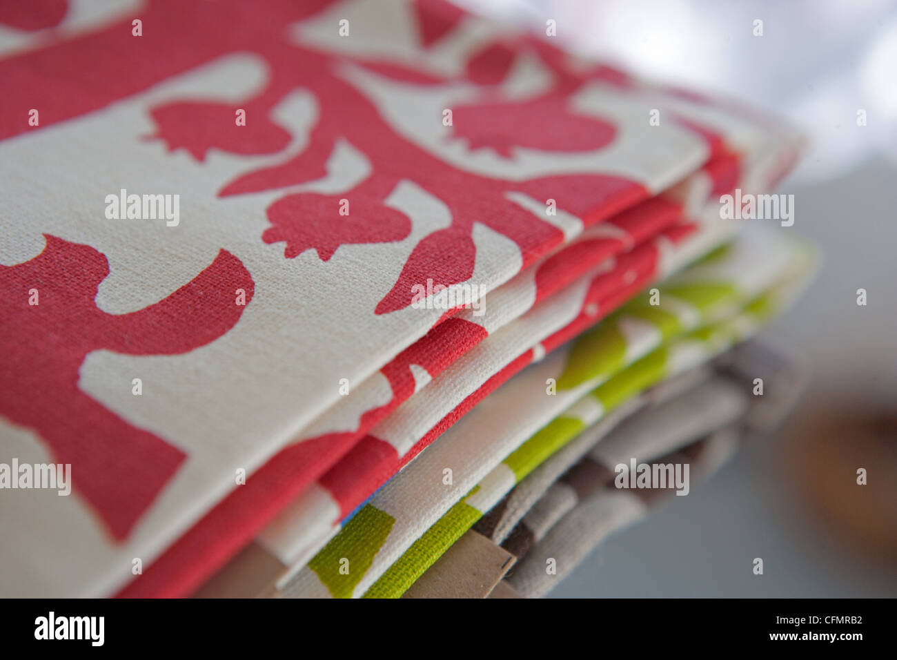 Haufen von handgemachten Siebdruck Textil Spültuch in leuchtenden Farben. Stockfoto