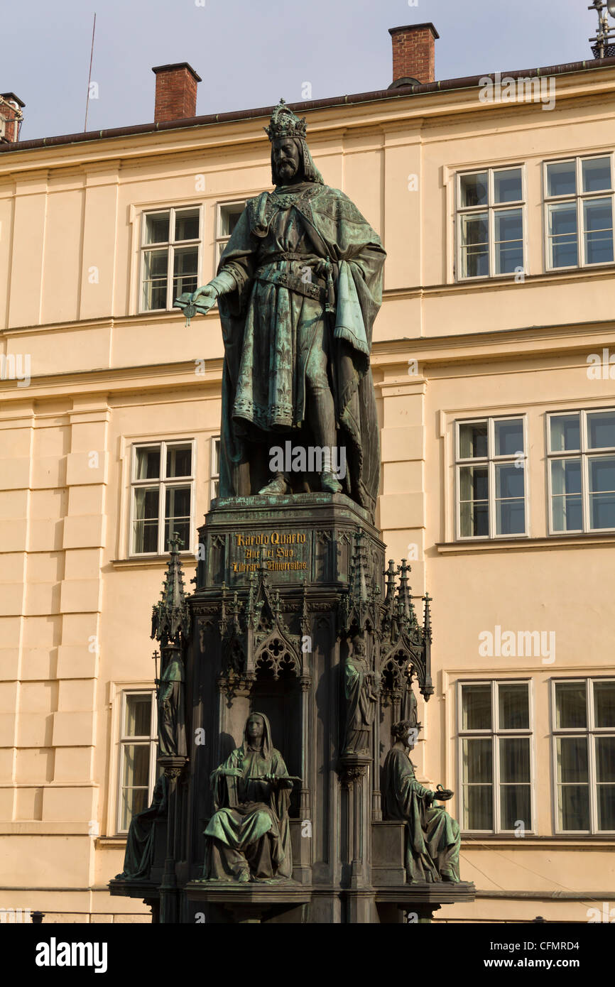 Statue von König Charles IV. (1316-1378) in der Nähe von Charles Bridge Prag Tschechische Republik Stockfoto