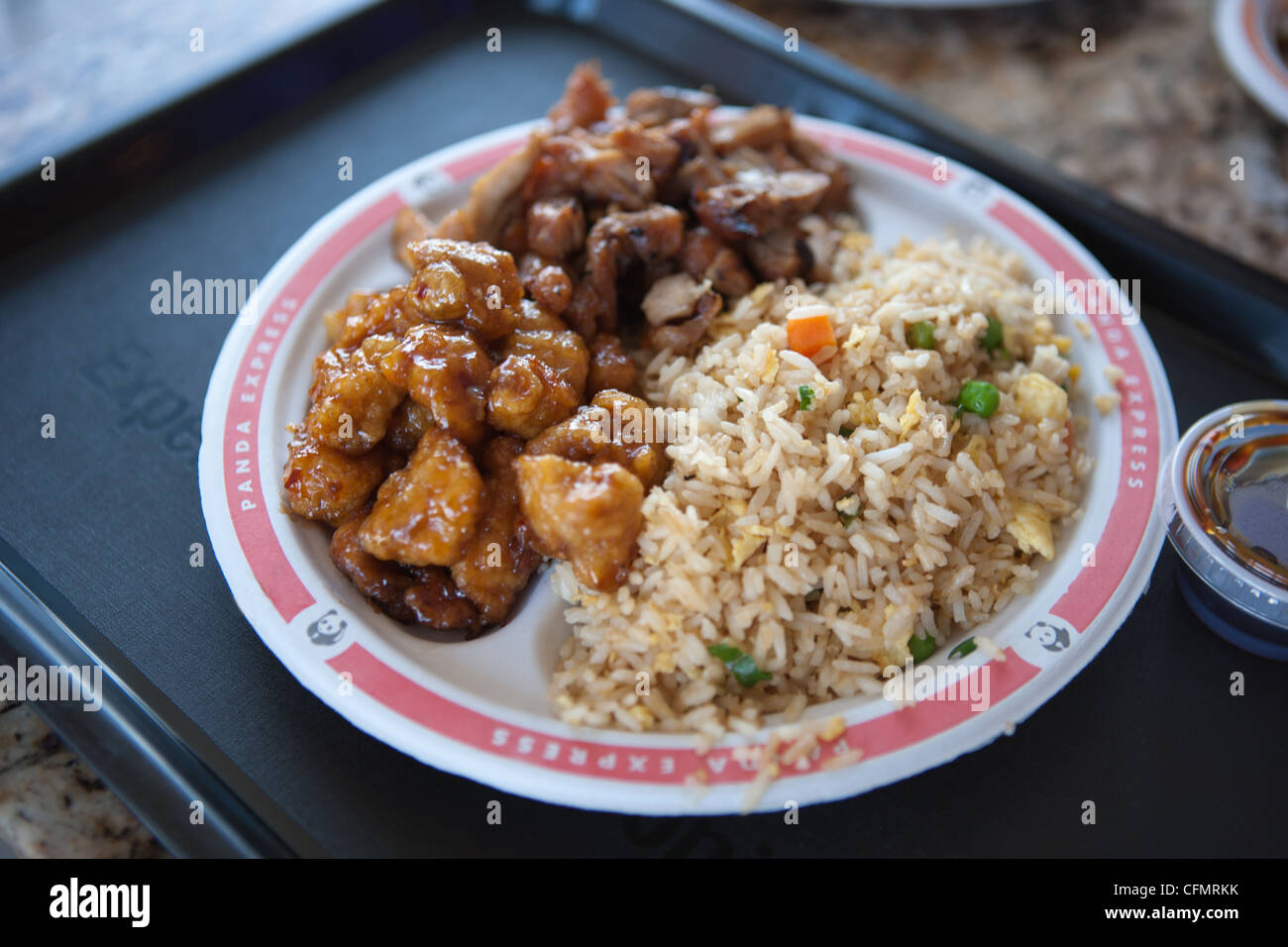Eine Platte von chinesischem Essen serviert an der amerikanischen Fast-Food-Kette, Panda Express. Stockfoto