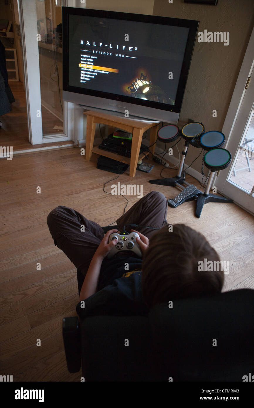 Neun Jahre alter Junge spielt Videospiel zu Hause Half Life auf der Xbox 360 Stockfoto