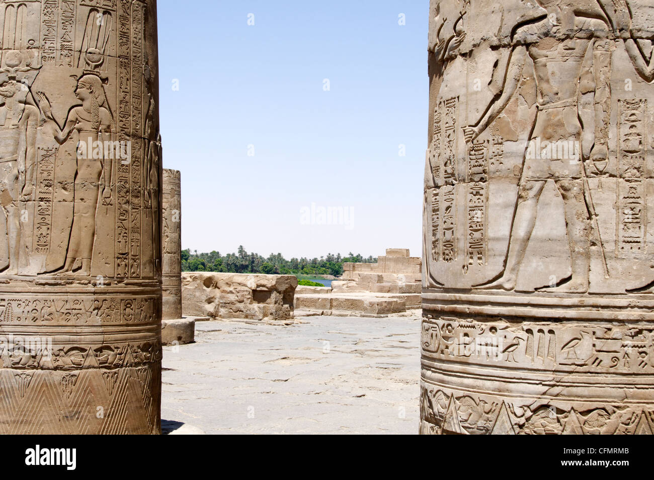 Kom Ombo. Ägypten. Afrika. Blick auf die hoch dekorierten Säulen, die bewahren noch deutliche Spuren der Malerei im relief Stockfoto