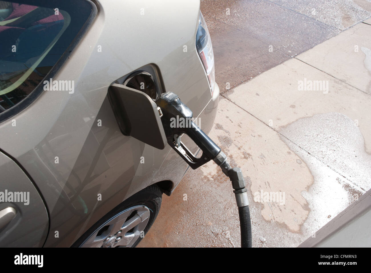 Zapfsäule im Auto gelassen Stockfoto