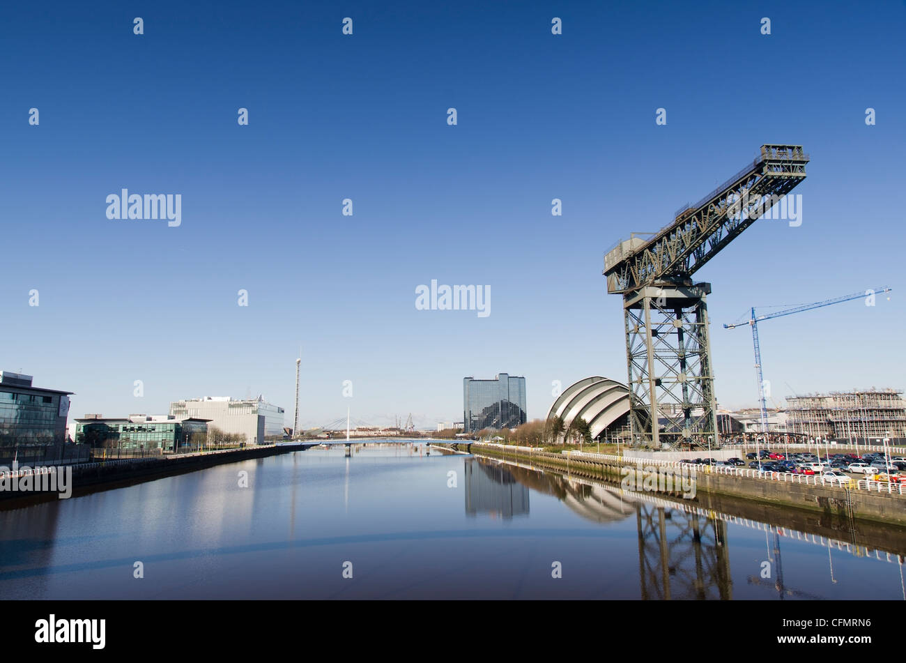 Fluss Clyde in Glasgow mit Brücke, Kran, Auditorium und modernen Gebäuden Stockfoto