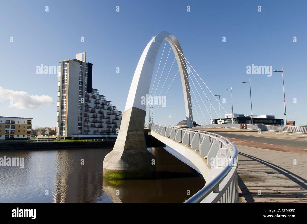 Clyde Arc Brücke (zuzukneifen) kreuzt River Clyde in Glasgow Stockfoto