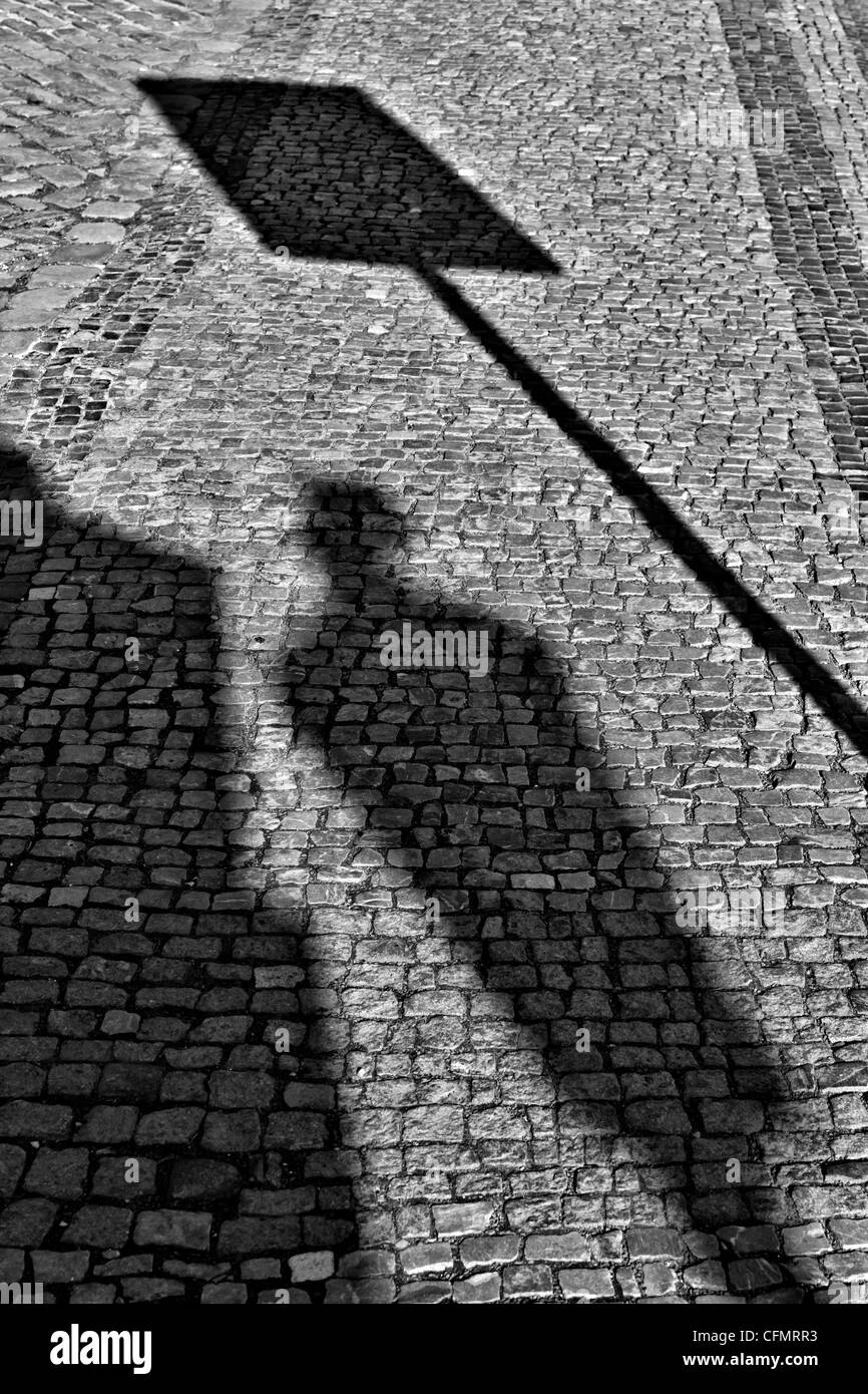 Schatten der Lampe und Zeichen auf Straße in Prag, Tschechische Republik Stockfoto