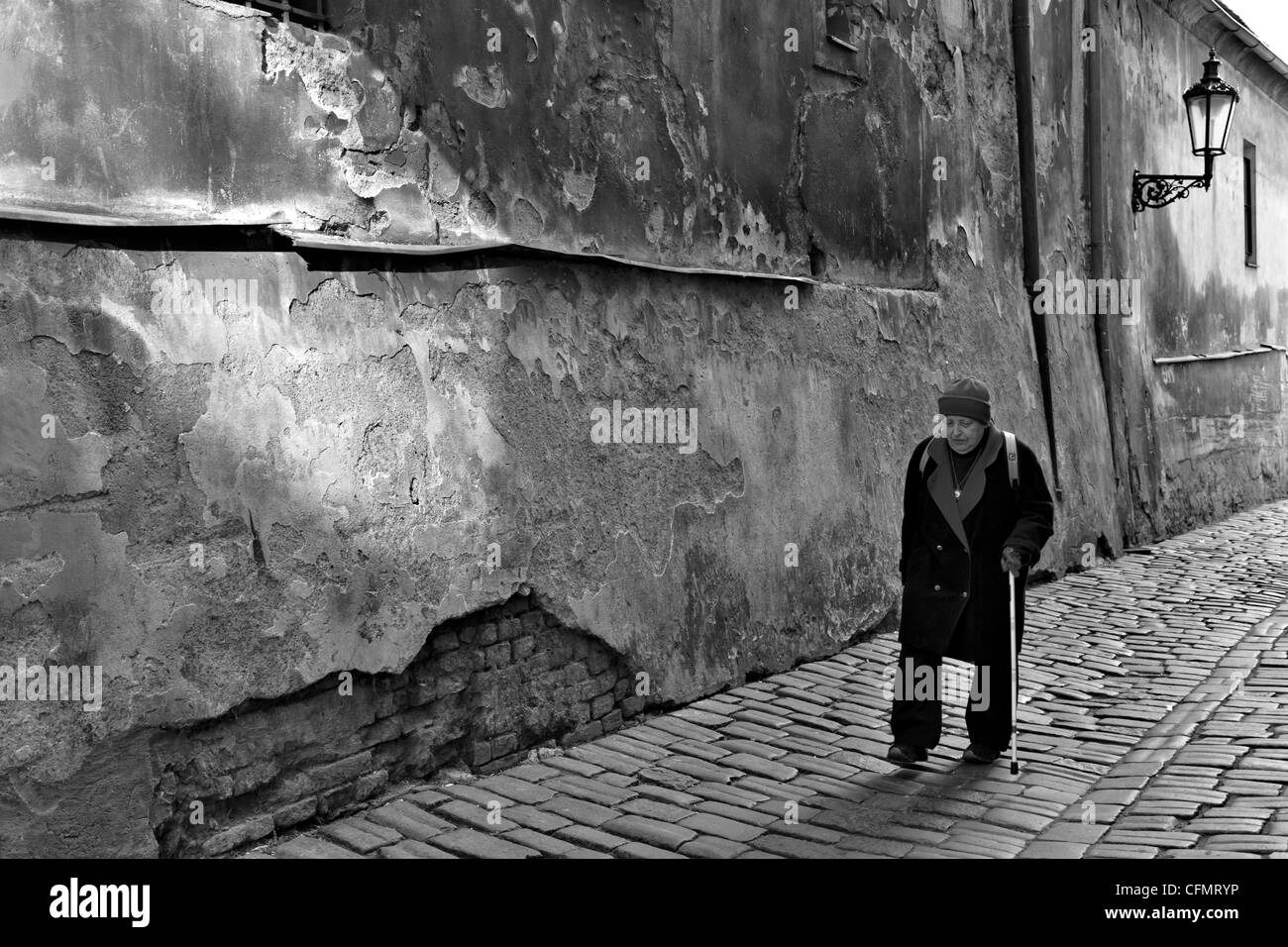 Ältere Dame mit Gehstock bei Saská, Little Quarter Prague, Tschechische Republik Stockfoto