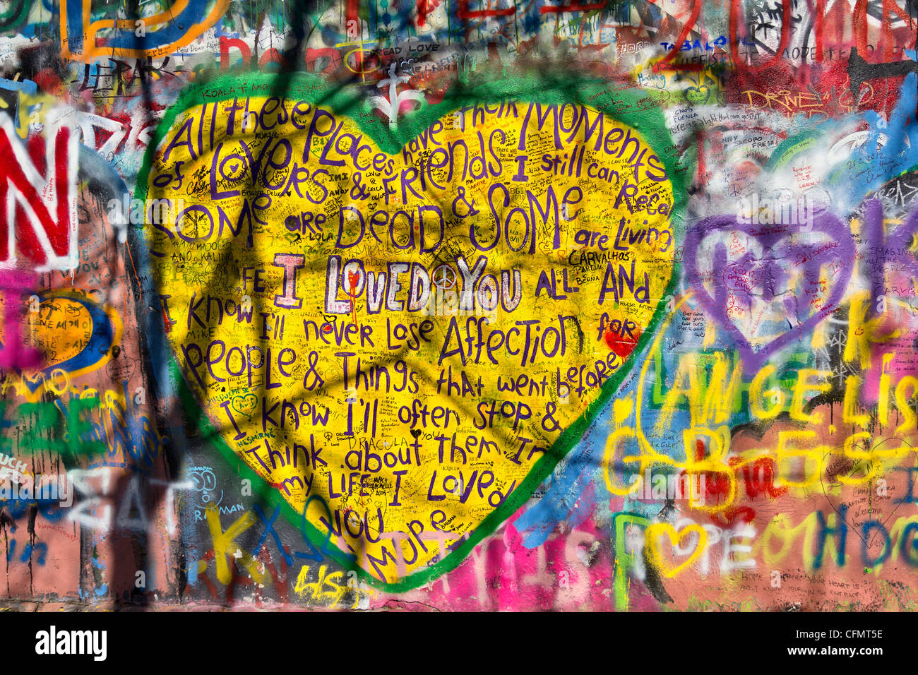 Beatles Songtexte auf John-Lennon-Mauer, Velkopřevorské Náměstí, Prag, Tschechische Republik Stockfoto
