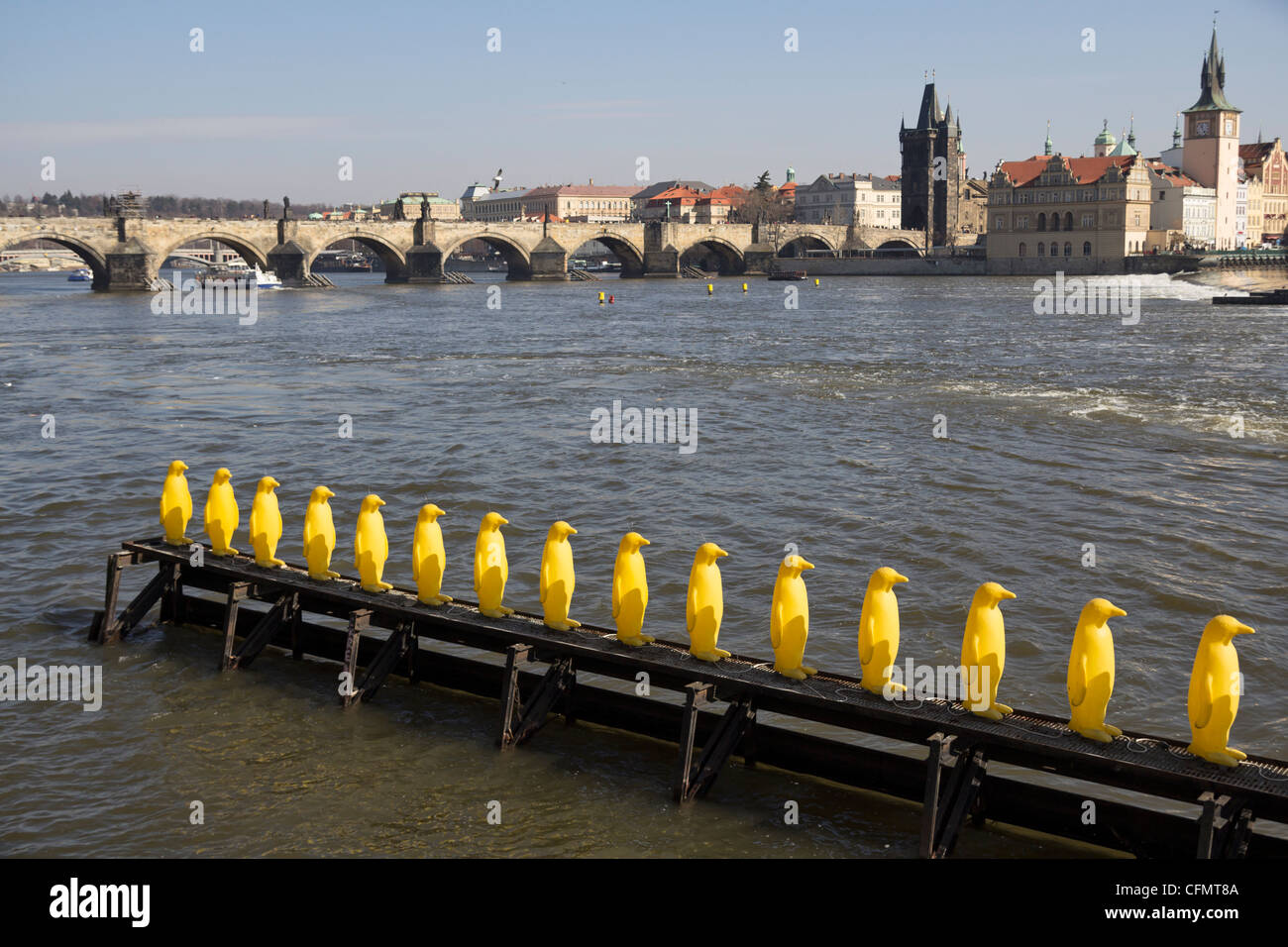 Gelber Kunststoff Pinguine vor dem Museum Kampa, Prag, Tschechische Republik Stockfoto