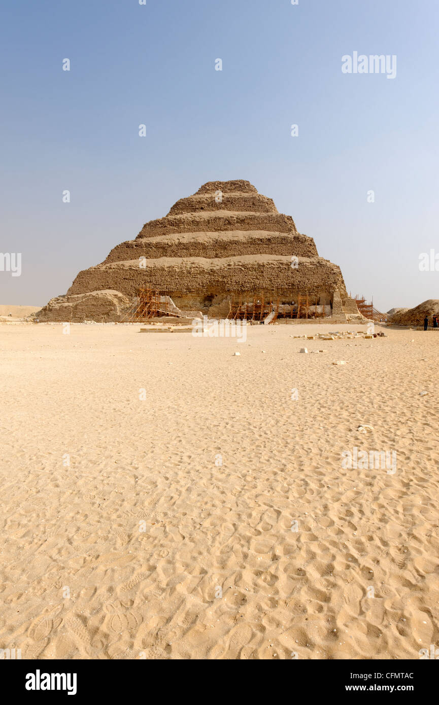 Sakkara. Ägypten. Blick auf den großen Hof und der Stufenpyramide des Djoser im Komplex königliche Nekropole von Sakkara. Pharao, dem König Stockfoto