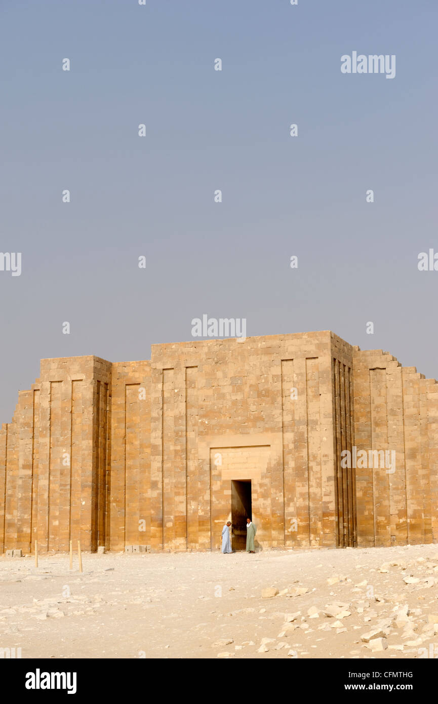 Sakkara. Ägypten. Blick auf den Eingang zu dem Sakkara Djoser-Komplex. Es enthält Schritt-Pyramide-Totentempel mehrere Gräber Stockfoto