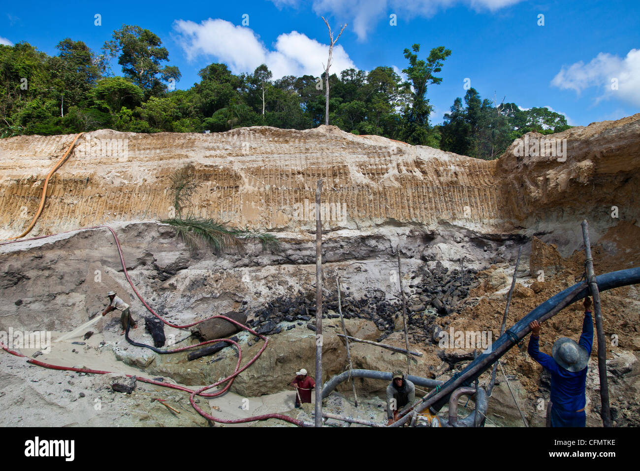 Goldbergbau Amazonas Regenwald hydraulische Bergbau bekannt als Chupadeira Hochdruck-Wasserstrahlen, Gesteinsmaterial zu verdrängen Stockfoto