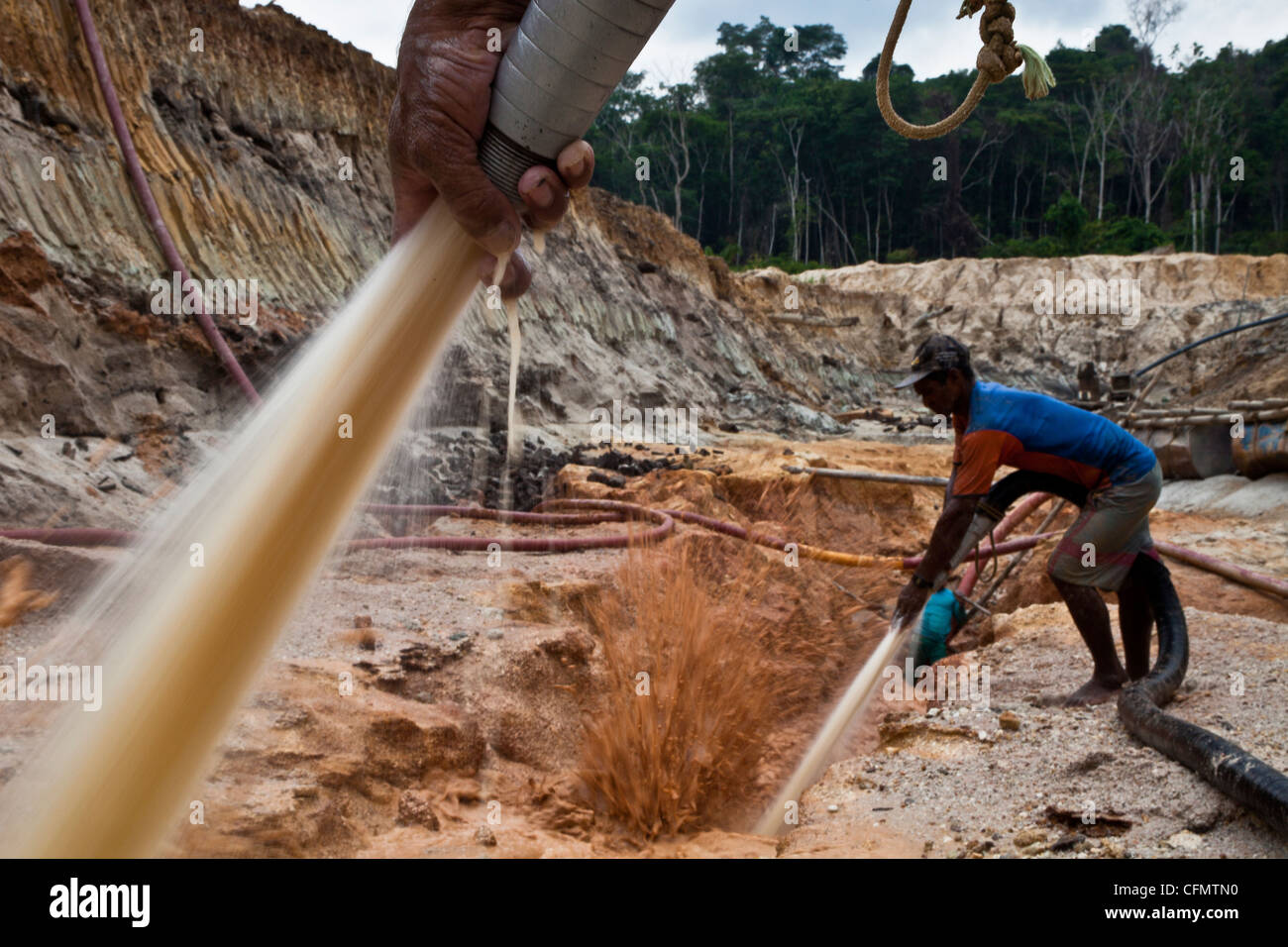 Goldbergbau Amazonas Regenwald hydraulische Bergbau bekannt als Chupadeira Hochdruck-Wasserstrahlen, Gesteinsmaterial zu verdrängen Stockfoto