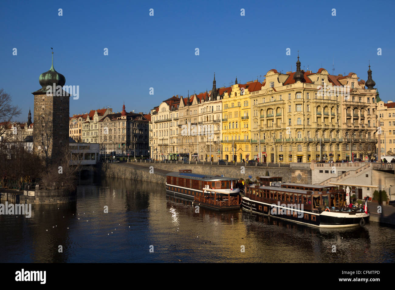 Blick auf Fluss und Masarykovo Nábřeží (Straße) von Jiráskův die meisten (Brücke), Prag, Tschechische Republik Stockfoto