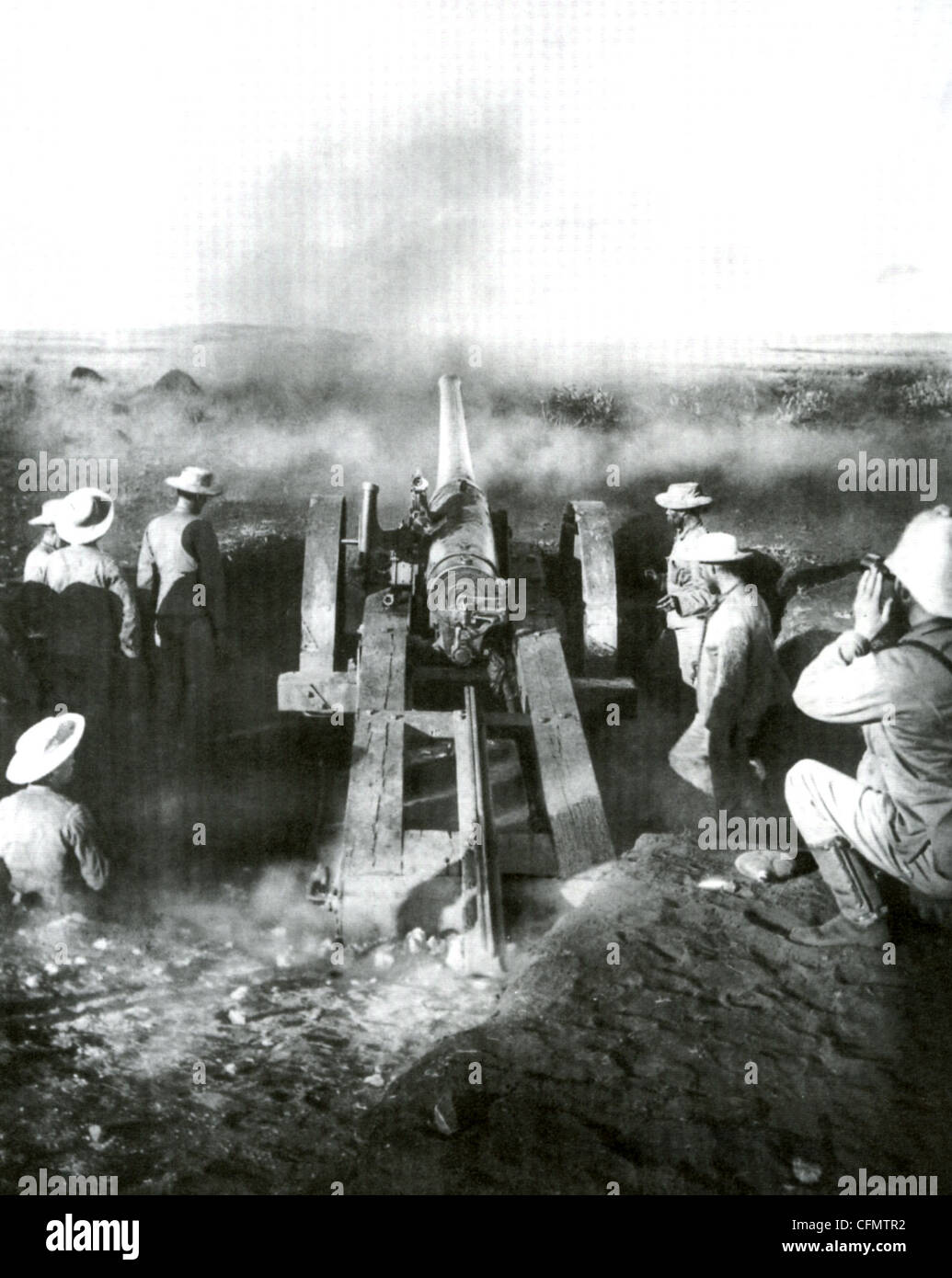 BOER Krieg 4,7 Zoll Marinegeschütz Brände an Boer Positionen bei Magersfontein im Dezember 1899. Beobachter im richtigen beobachten Fall des Schusses. Stockfoto