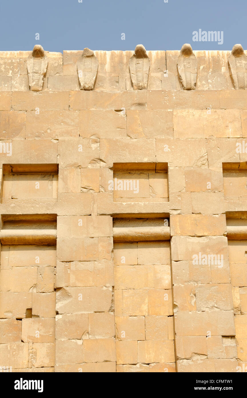 Sakkara. Ägypten. Blick auf die Fassade und der Fries der Kobras des Palazzo Token in der südwestlichen Ecke des großen Hof Stockfoto