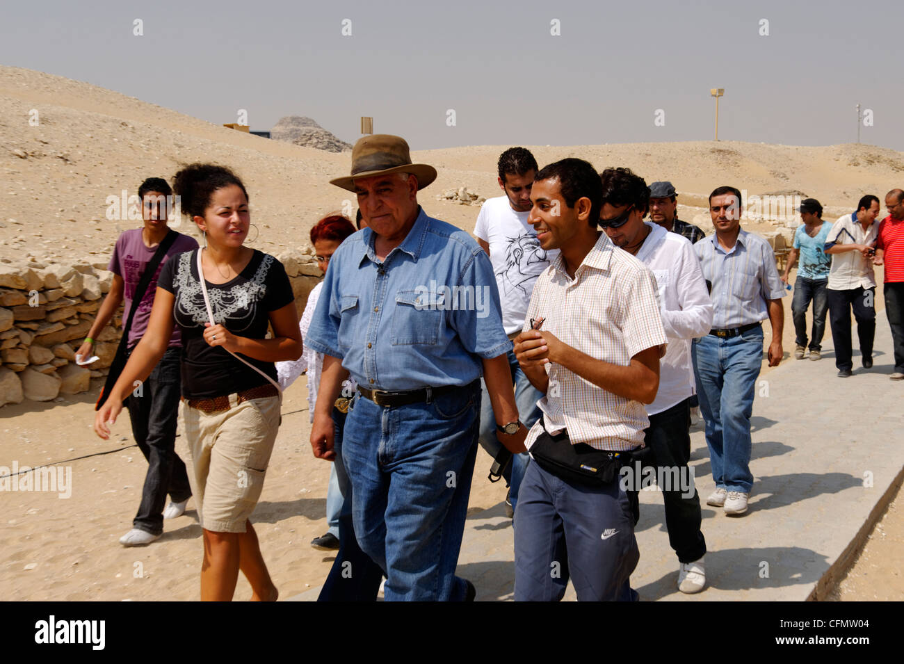 Sakkara. Ägypten. Ansicht von Dr. Zahi Hawass die Welt berühmten ägyptischen Archäologen und Ägyptologen gehen und sprechen mit Stockfoto
