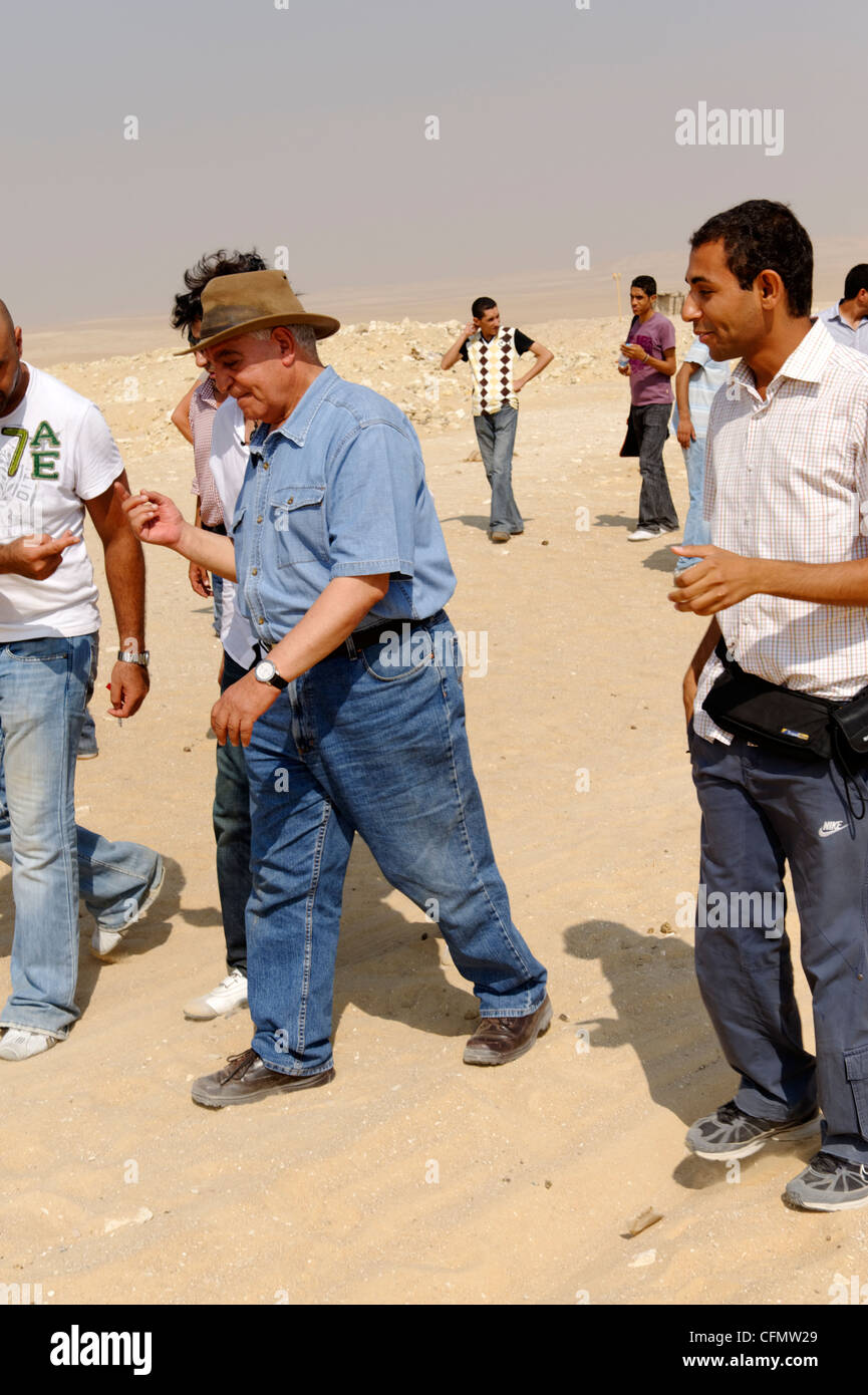 Sakkara. Ägypten. Ansicht von Dr. Zahi Hawass die Welt berühmten ägyptischen Archäologen und Ägyptologen gehen und sprechen mit Stockfoto
