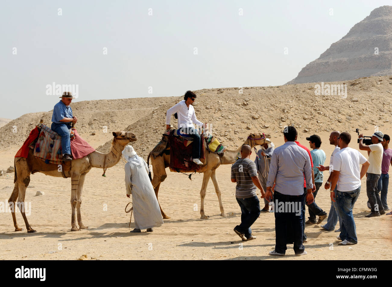 Sakkara. Ägypten. Ansicht von Dr. Zahi Hawass, die weltweit berühmten ägyptischen Archäologen und Ägyptologen sitzen auf einem Kamel in Sakkara. Stockfoto