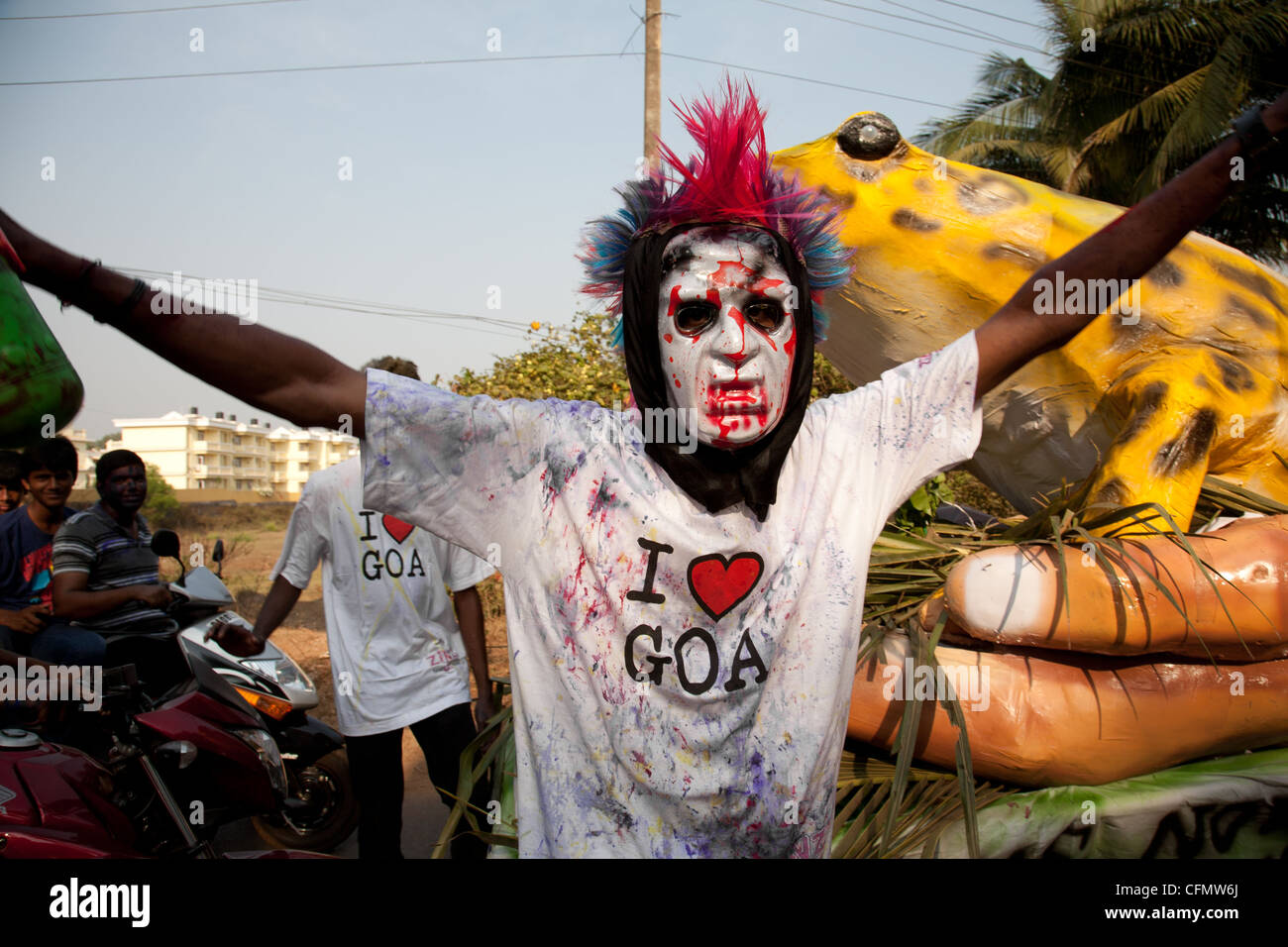 Ich liebe Goa Stiefel getragen von einem jungen, Karneval Prozession Benaulin Süd Goa Indien Stockfoto