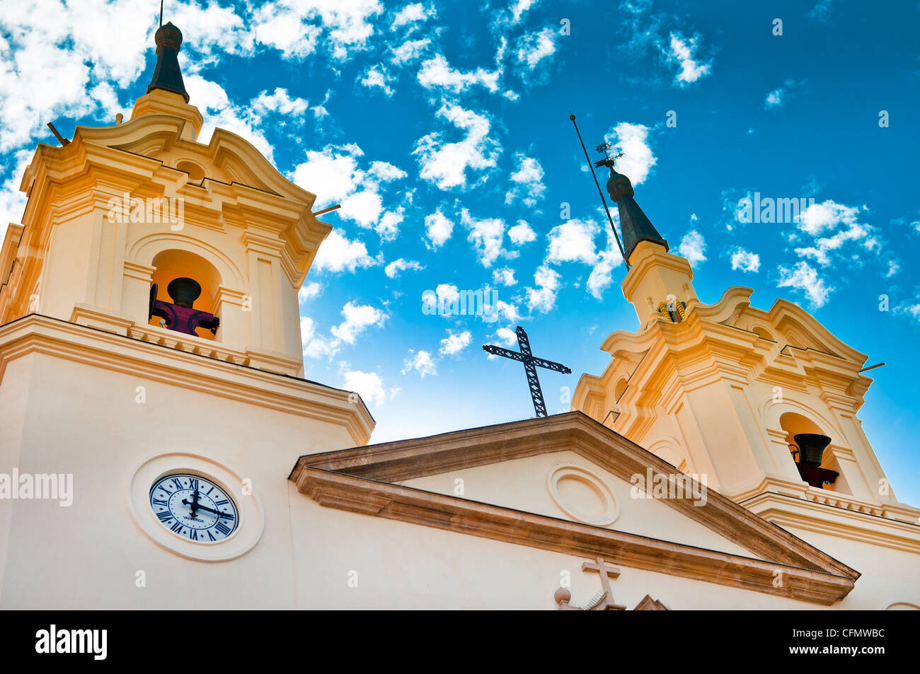 Fassade der spanischen Kirche in Murcia gegen einen blauen Himmel und Wolken. Stockfoto