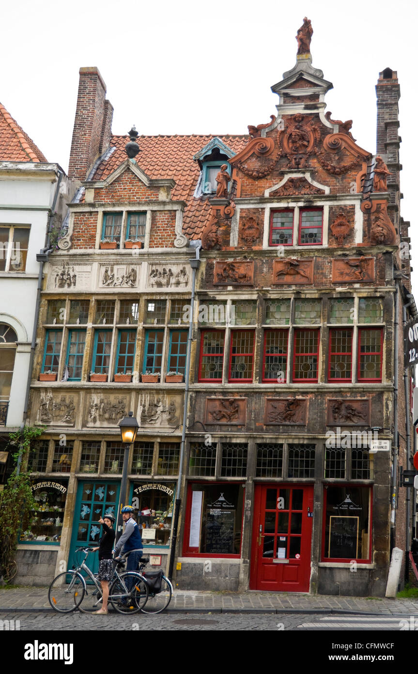 Vertikale Nahaufnahme von zwei schönen alten Gebäuden auf Kraanlei in zentralen Gent. Stockfoto