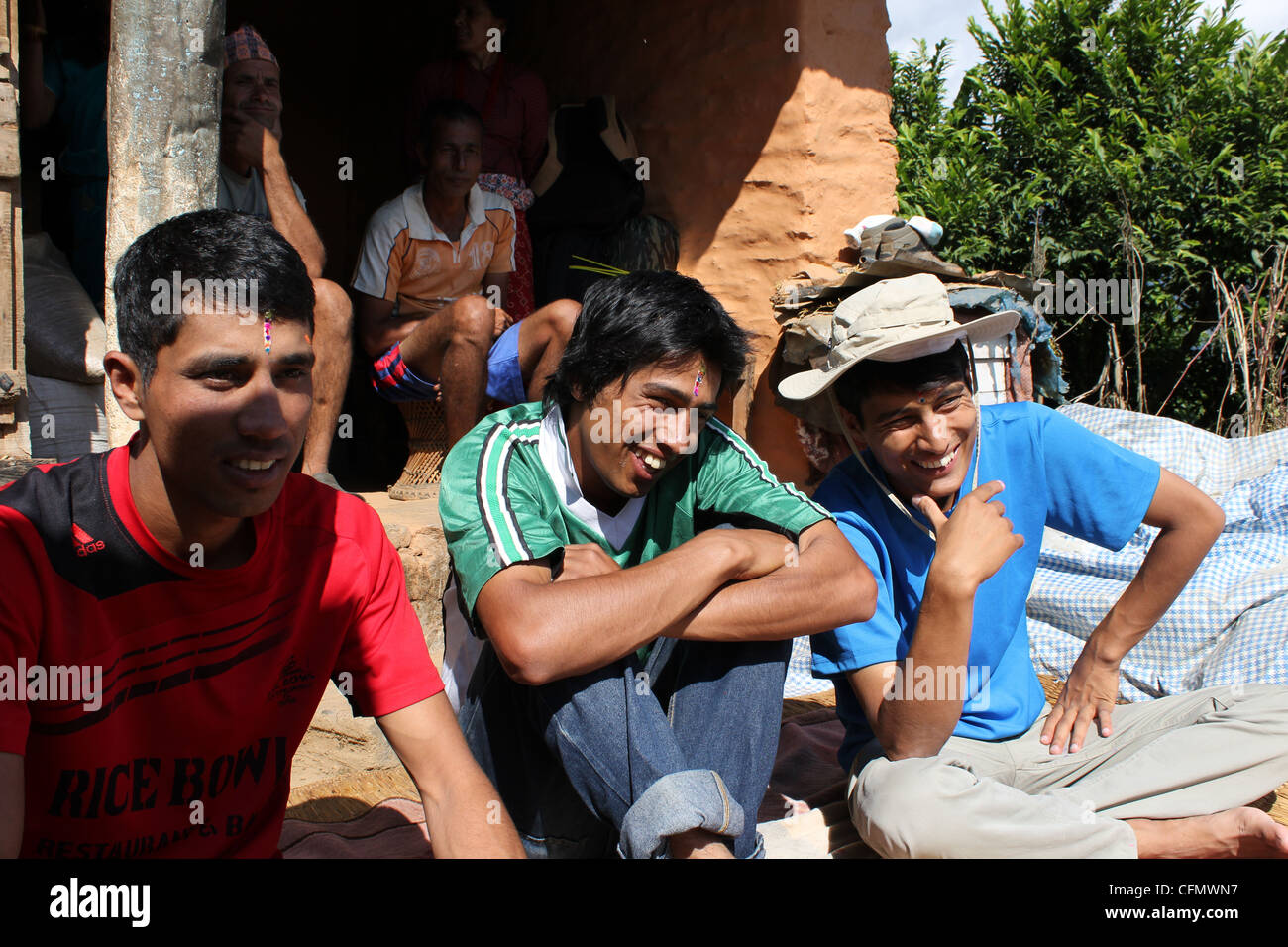 drei Brüder mit ihren bunten Tikas während Bhai Tika, Tihar-festival Stockfoto