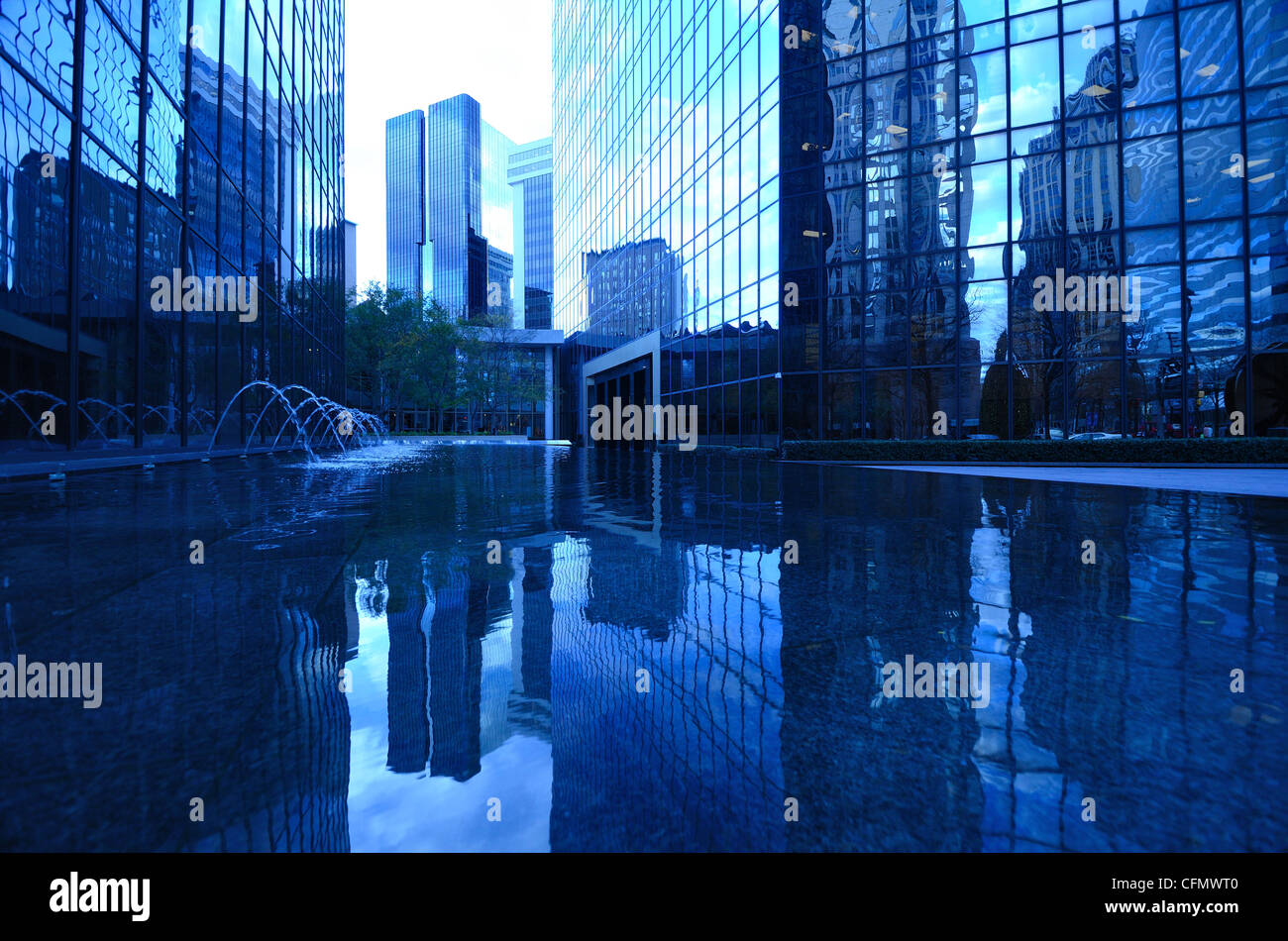 Brunnen-Pool umgeben von modernen Glasgebäuden in Charlotte, North Carolina Stockfoto