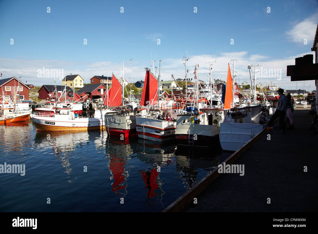 Fiskebåtar ich Hamnøya. Angelboot/Fischerboot in einem Hafen Mausund. Norwegen-blauen Himmel. Blaues Wasser. Stockfoto