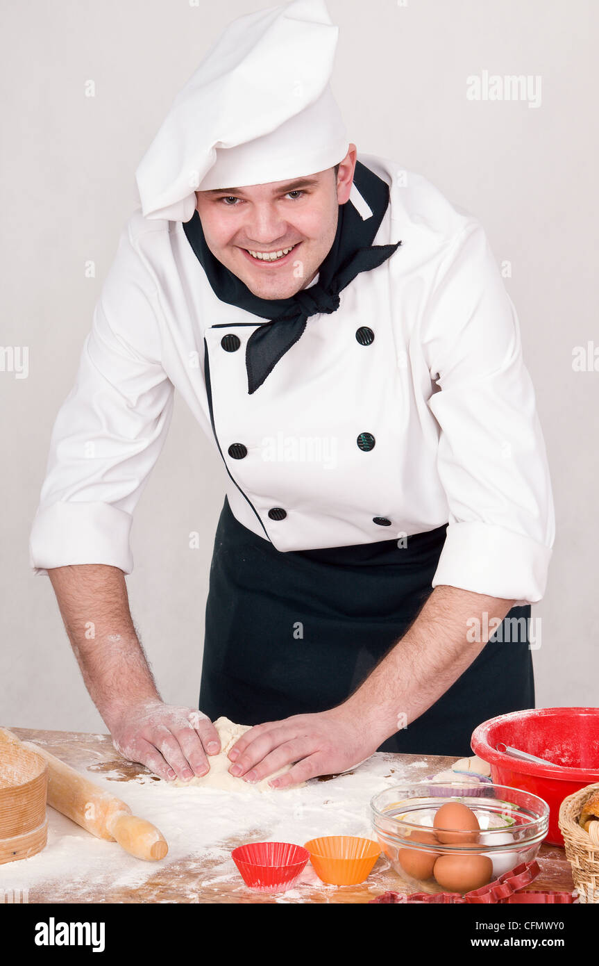 Koch knetet den Teig zum Kochen Stockfoto