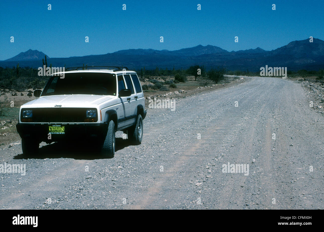 Jeep Cherokee Sport 4 x 4 SUV auf Schotterstraße in der Nähe von San Ignacio in Baja California, Mexiko. Stockfoto