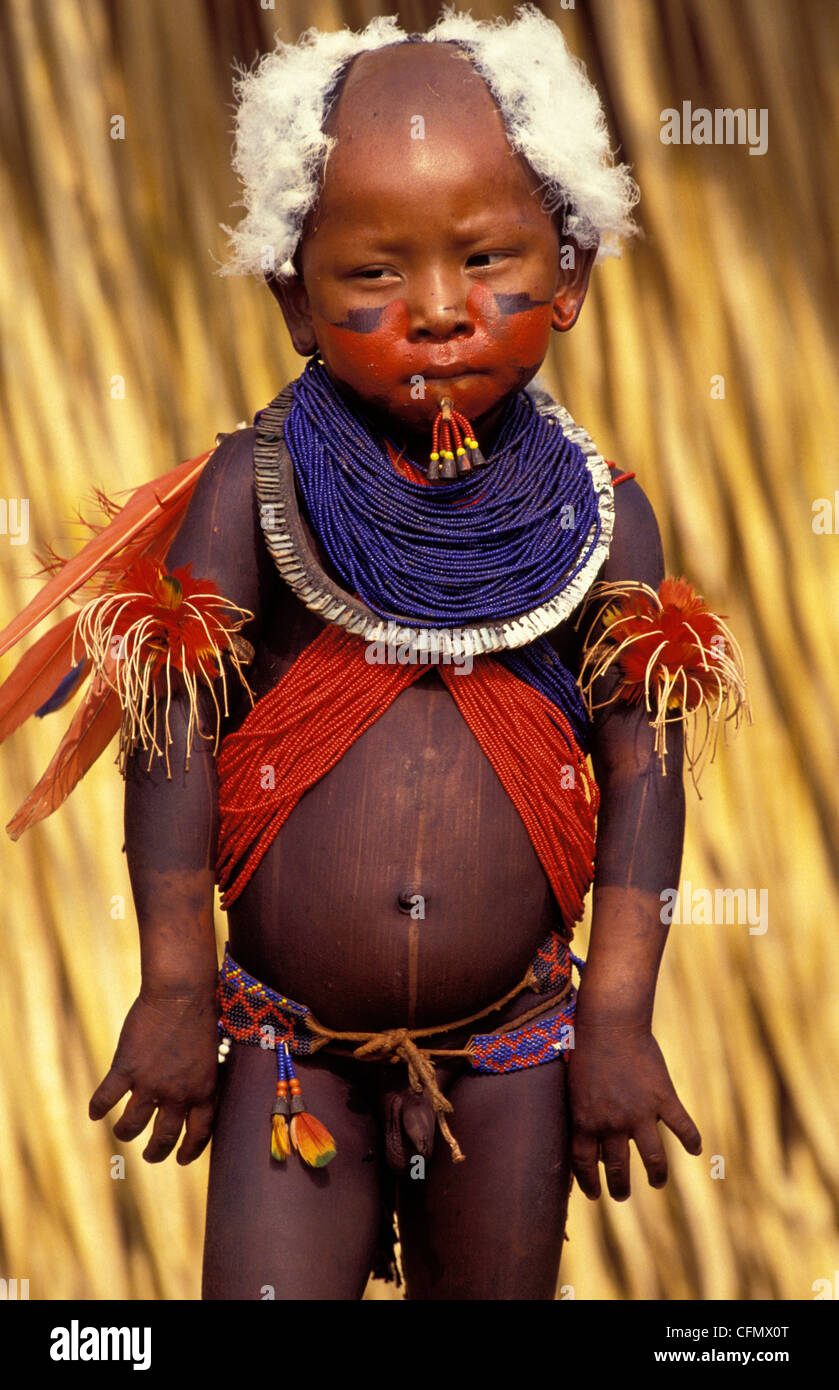 Xikrin indigener Völker, Amazonas Regenwald, Brasilien. Kind-Porträt. Body-Painting und Verzierungen. Stockfoto