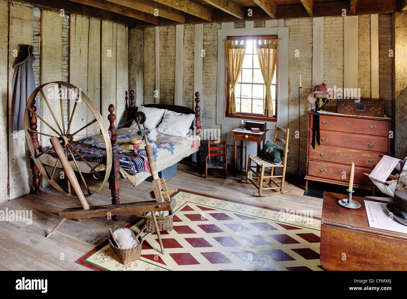 Ein authentisches Nachbau-Schlafzimmer in einem Haus im Kolonialstil, im Joseph Smith Haus in Palmyra New York. Stockfoto