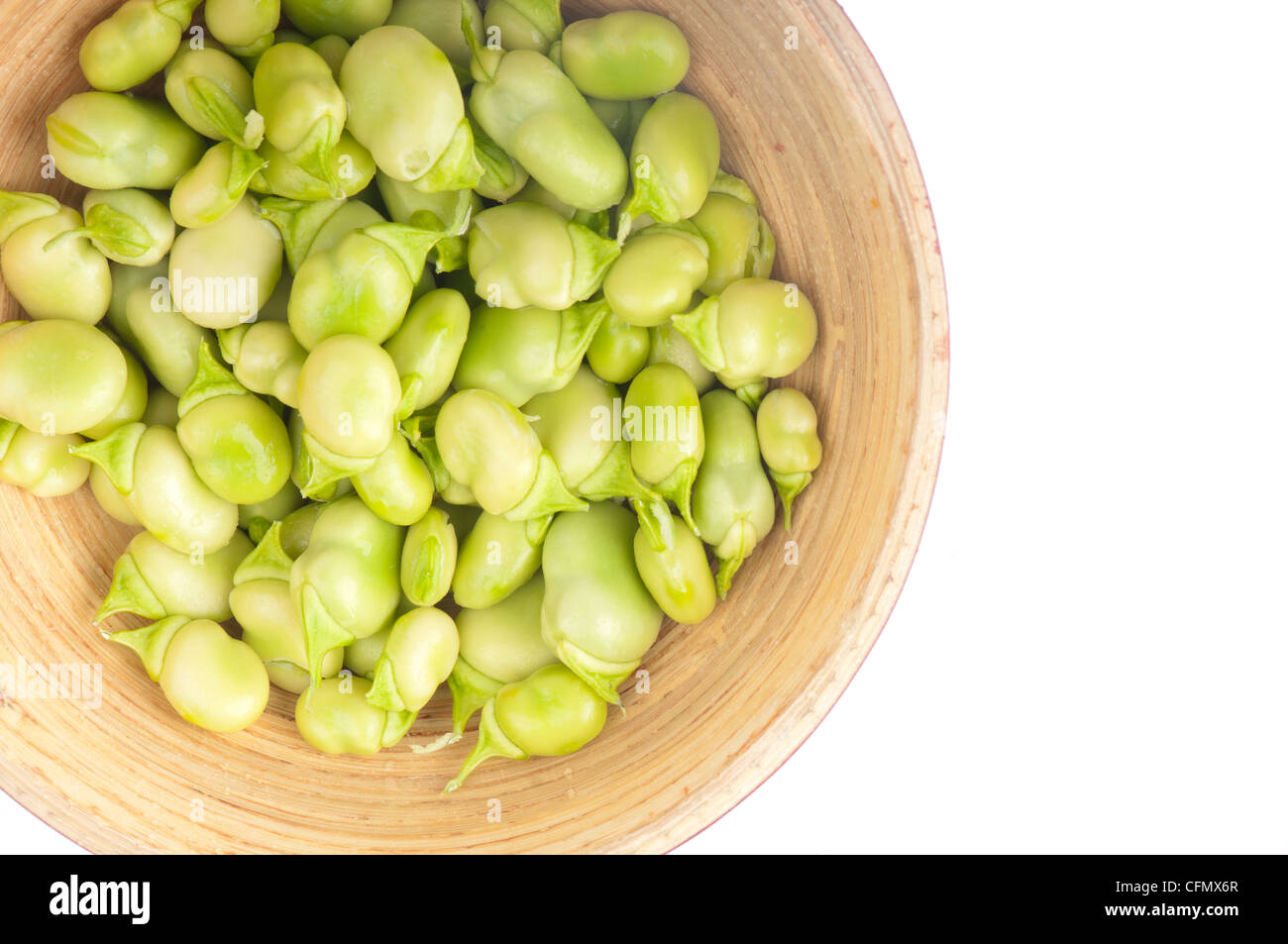 Schüssel mit jungen, frischen und zarten Saubohnen auf weiß. Stockfoto