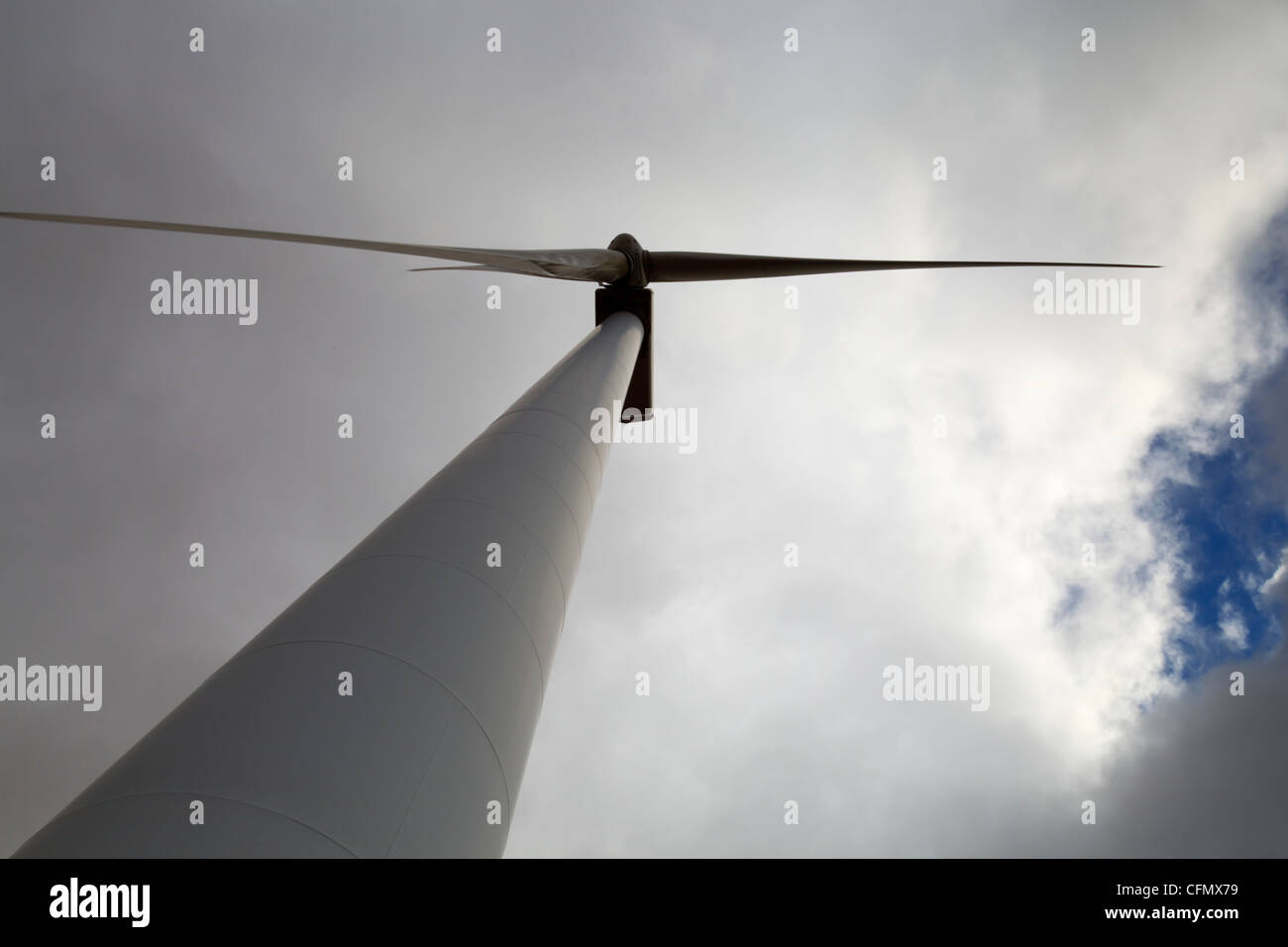 Eine vertikale Ansicht einer Windkraftanlage auf Cefn Croes Wind Farm in der Nähe von Eisteddfa Gurig Stockfoto