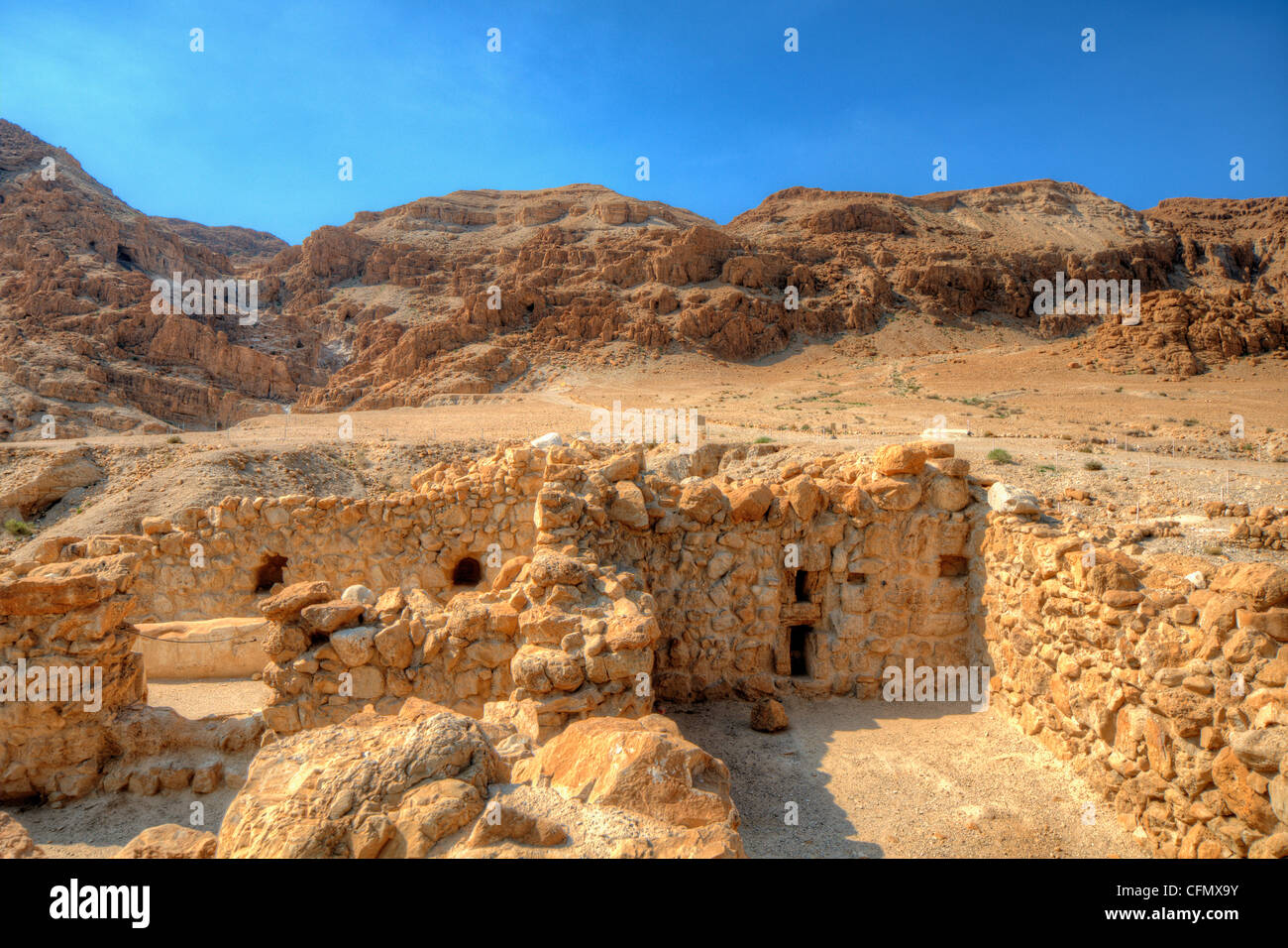 Ruinen von Qumran, Ort der Entdeckung der Schriftrollen vom Toten Meer in Israel. Stockfoto