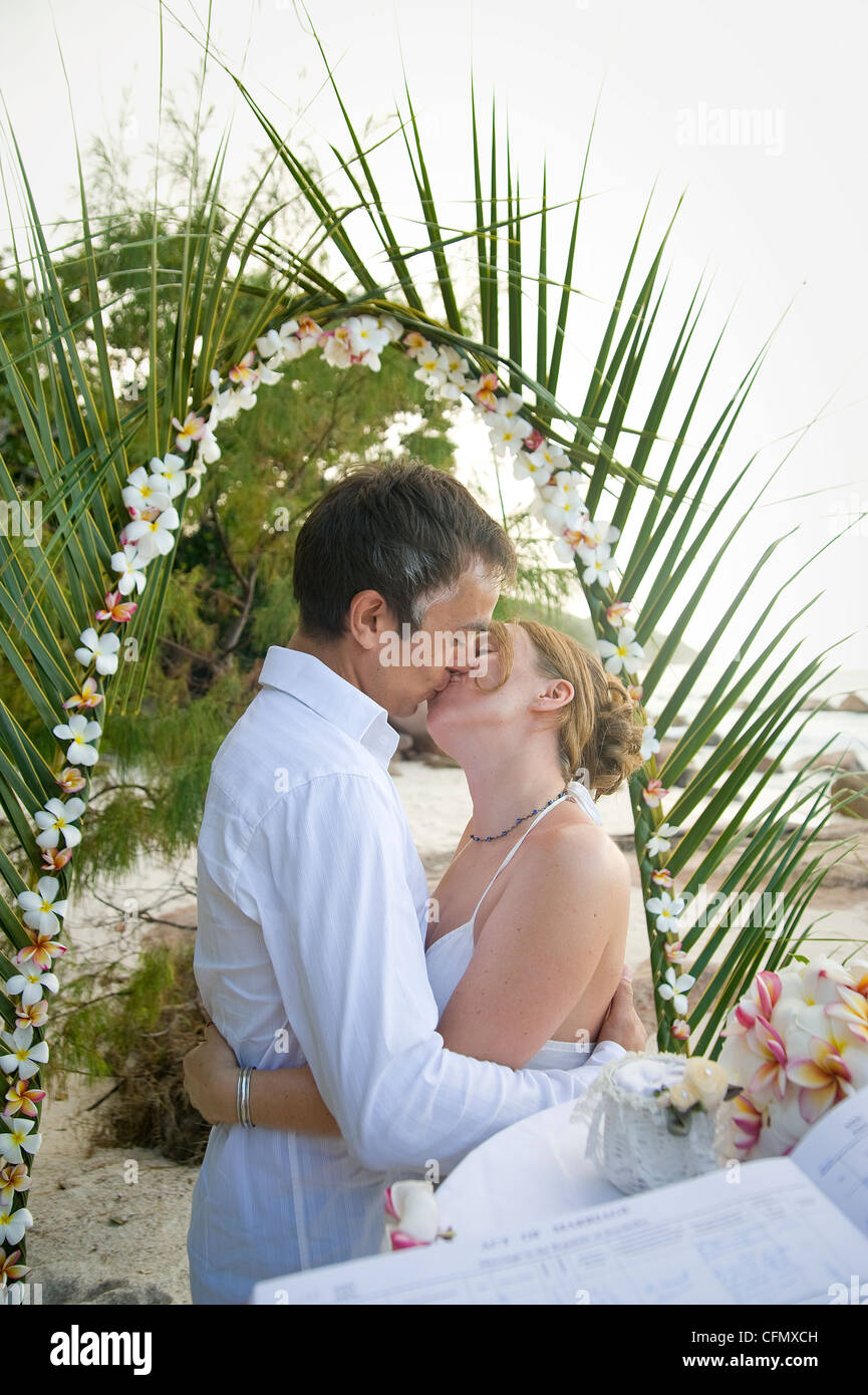 Trauungen an den Traumstränden auf den Seychellen sind romantisch und gemeinsamen. Diese deutsche Paar genießt ihre Zeremonie auf Prasline. Stockfoto