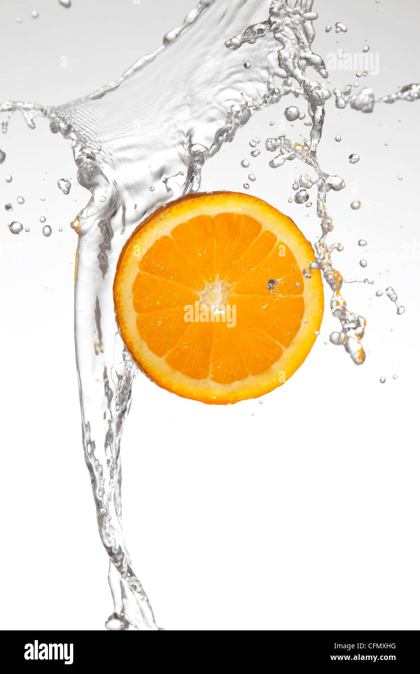 Orangenscheibe mit Wasser bespritzt Stockfoto