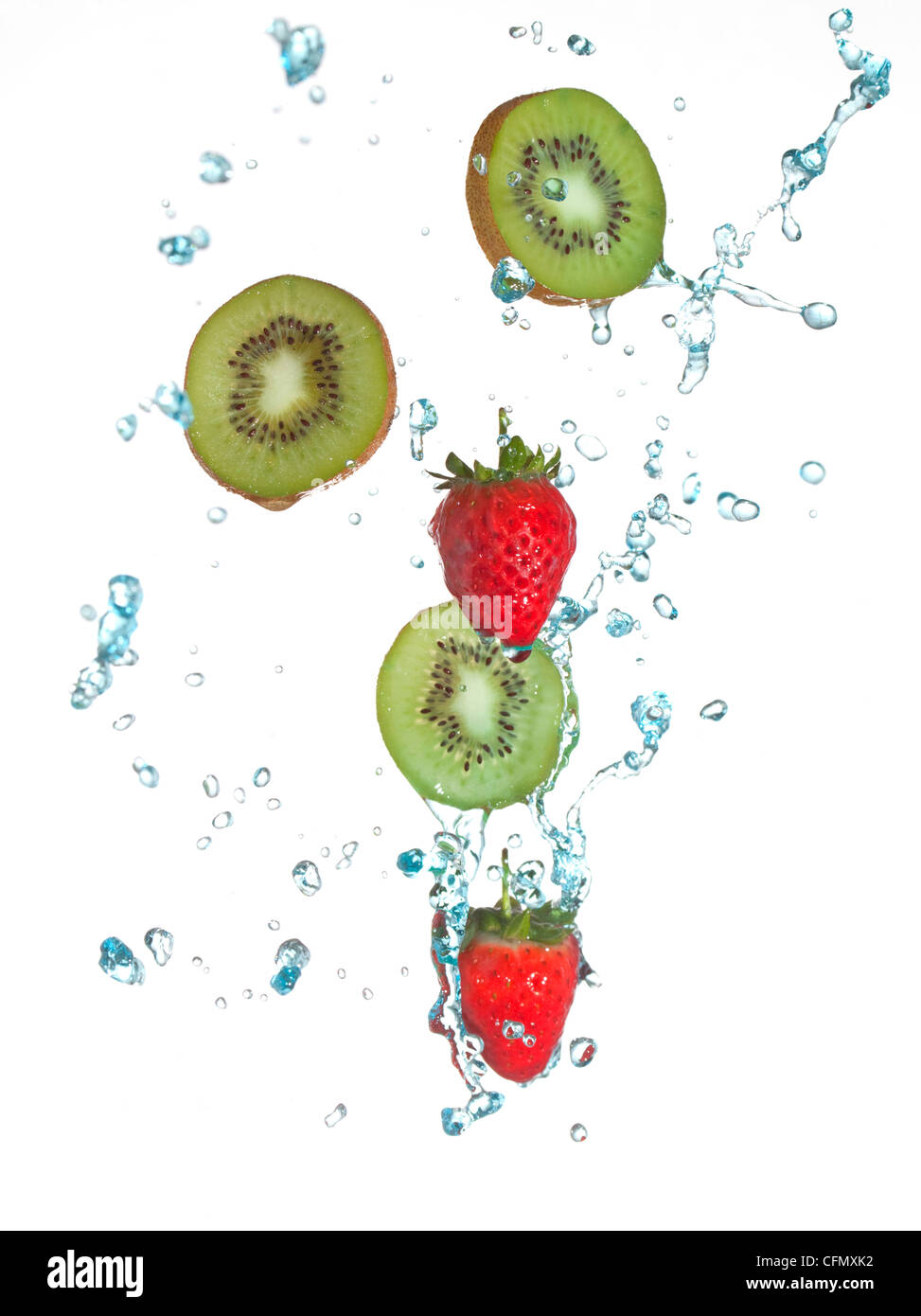 frische Kiwi und Erdbeeren mit Wasser bespritzt Stockfoto